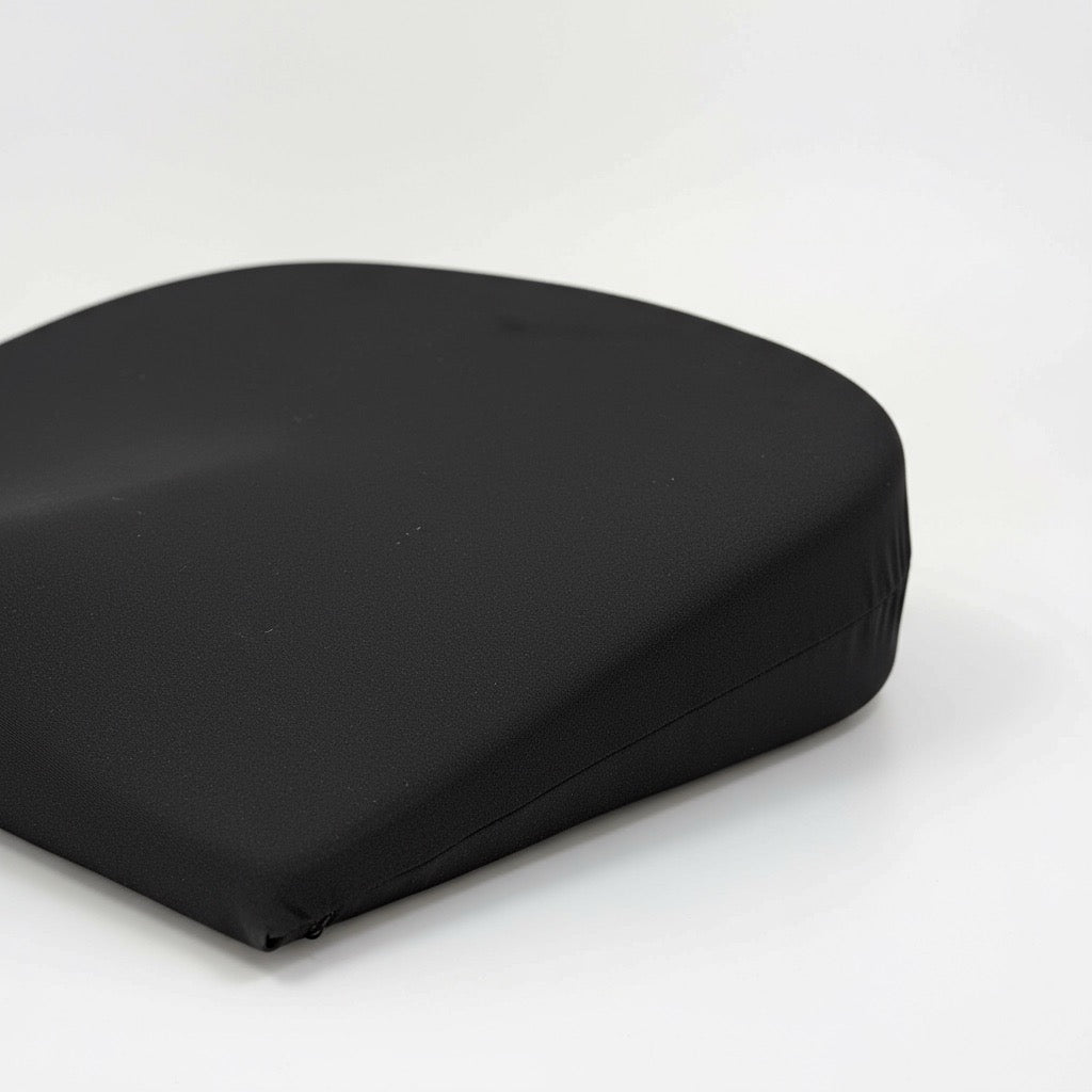 Coussin d’assise ergonomique en forme de coin